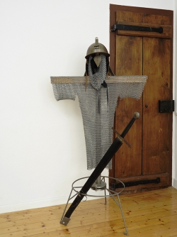 Helm, Kettenhemd und Schwert eines Stadtsoldaten aus Soest aus dem Mittelalter (Nachbildung)