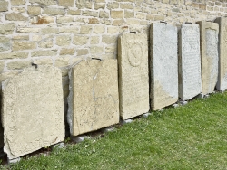 Grabplatten im Garten des Burghofmuseums
