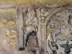 Narr mit blauroter Hose, Detail einer Kaminstirnplatte aus dem Wallraben‘schen Hof, Lüttgengrandweg | um 1575